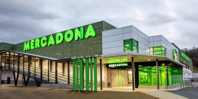 Mercadona нанимает сотрудников на лето: предлагает 5 000 вакансий и зарплату до 1 600 евро