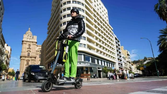 Прощание с последними прокатными самокатами: городские власти убирают транспорт и парковочные места в Малаге