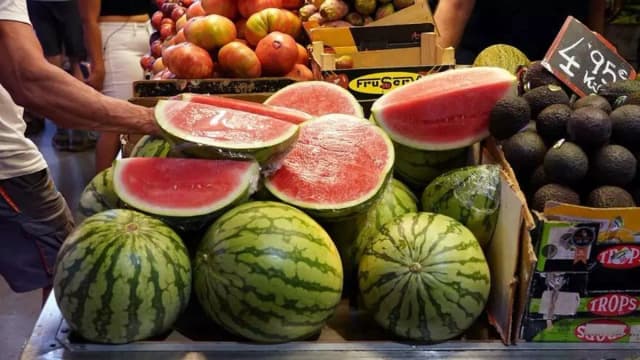 Почему не следует покупать нарезанные и очищенные фрукты в супермаркете