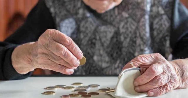 Тройной удар по пенсионерам: страховщики бьют по карману